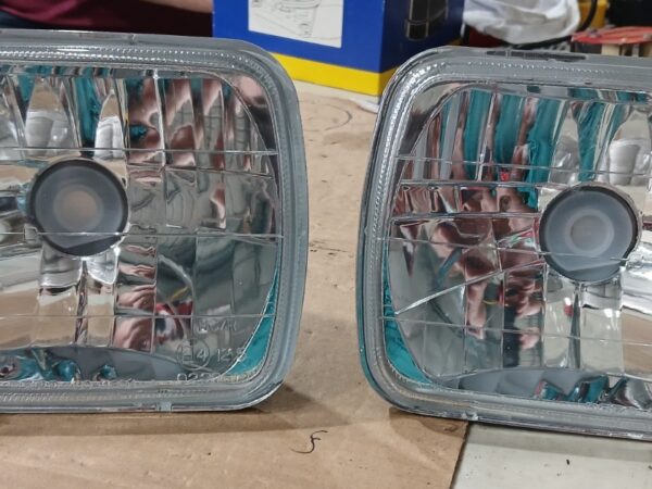 Toyota Hilux universal headlight Semi Sealed H4 NOS