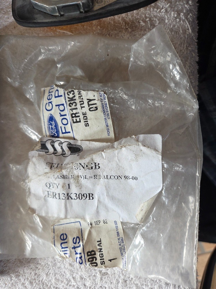 Genuine Ford Falcon AU1 Side Turn Signal ER13K309B - Image 5