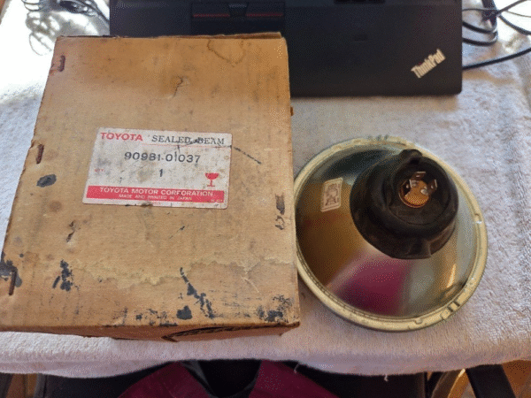 Genuine Toyota Headlight Semi Sealed 90981-01037 Suit Landcruiser