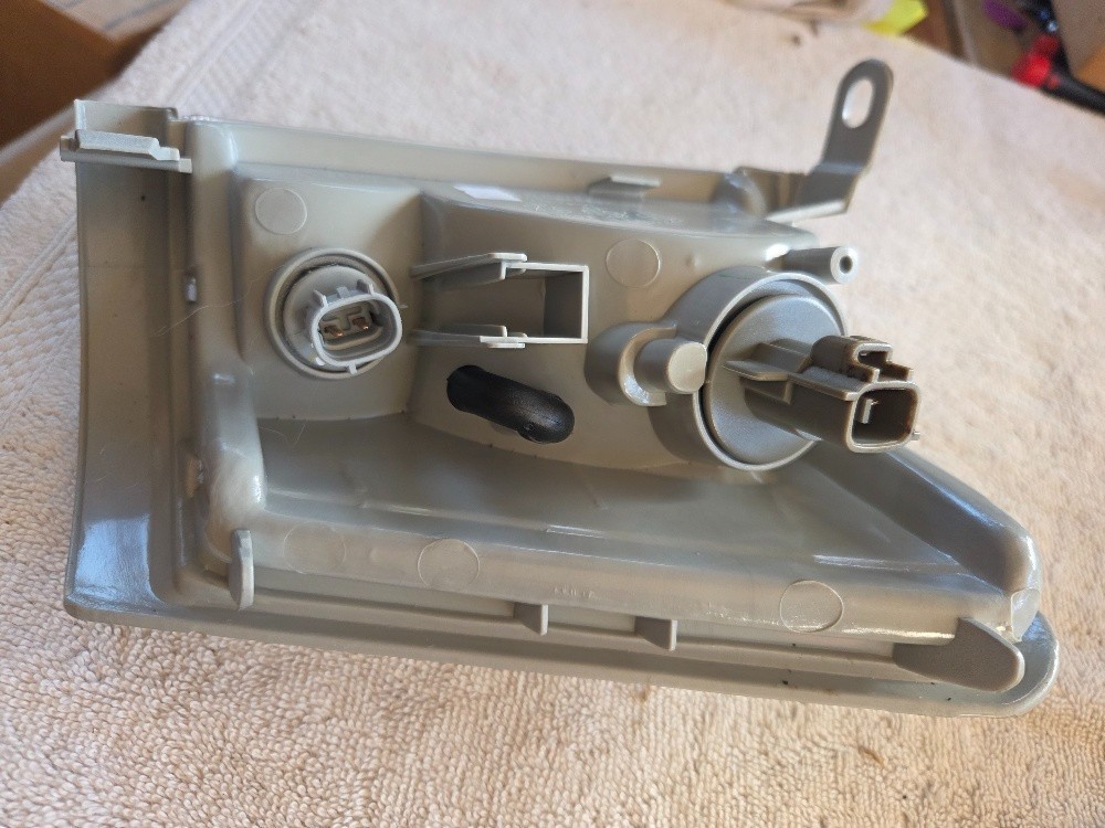 HILUX UTE 2WD FRONT CORNER LIGHT (08/97 to 09/01) RIGHT TII-21010RH - Image 3