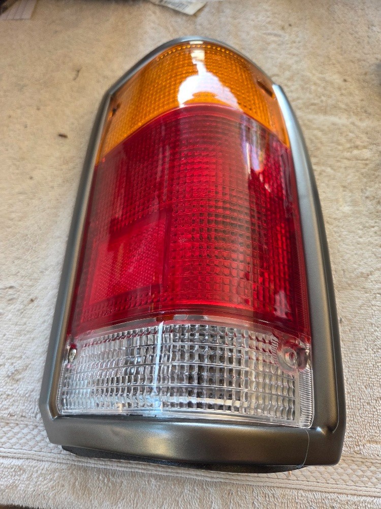 11-1505-60-6B MAZDA B2000/B2200 85-89 Auto Rear Lamp