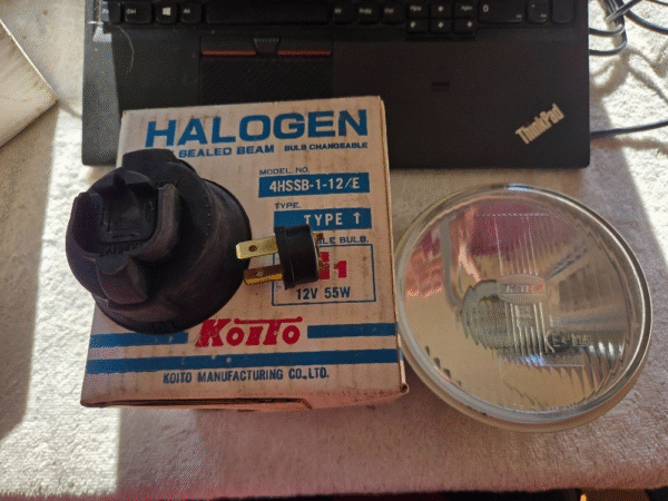 UNIVERSAL HALOGEN SEMI SEALED BEAM (KOITO) H1 ROUND 4HSSB-1-12/E