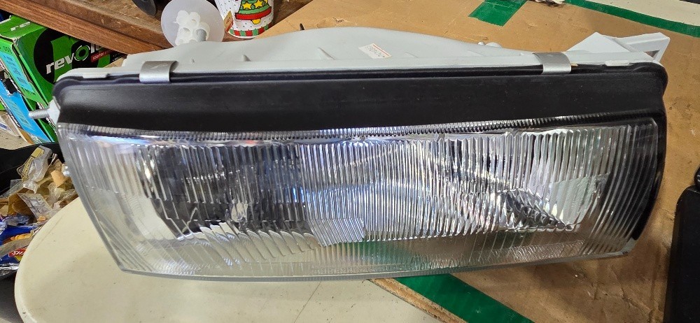 NBC-21030RH RH HEAD LAMP U12 PINTARA --- NOS